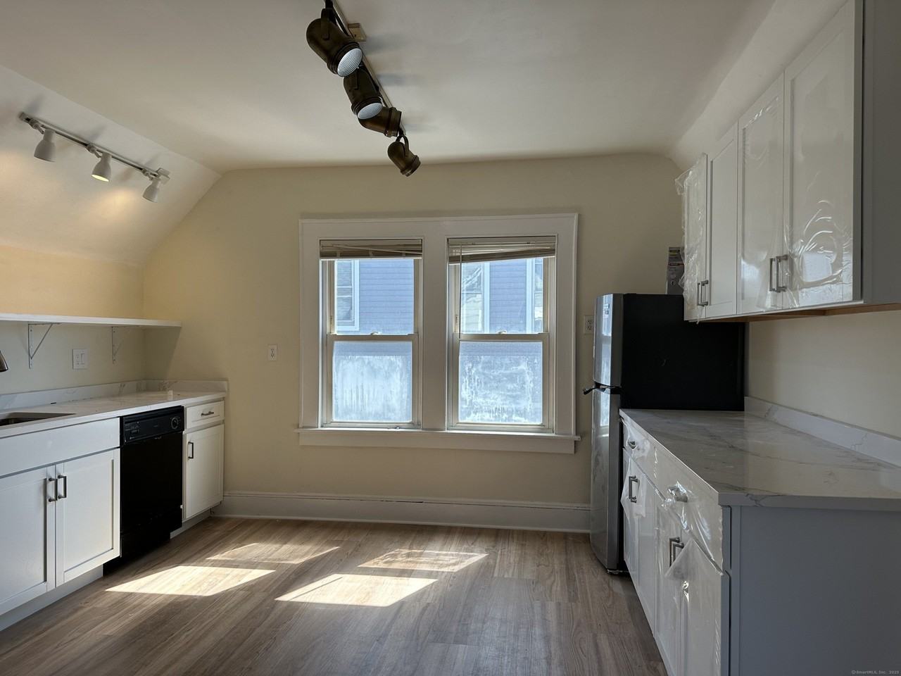 56 Garden Ter Unit 3 - Photo 3 of 9