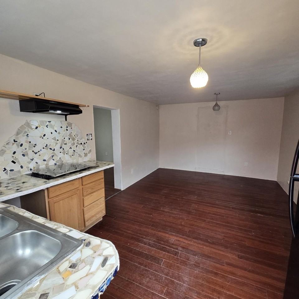 523 Slate Ave Ne Unit B - Photo 4 of 16