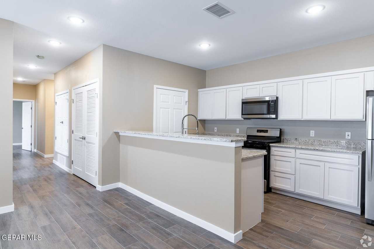 9779 Mccombs St Apt D1 - Photo 3 of 12