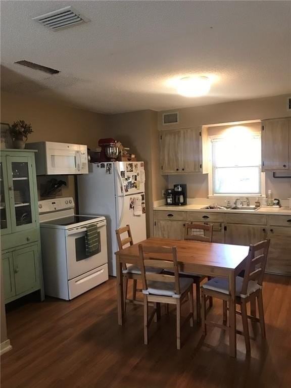 1904 Holly Ave - Photo 3 of 8