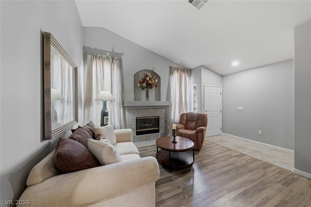 833 Glitter Glen Ct - Photo 5 of 40