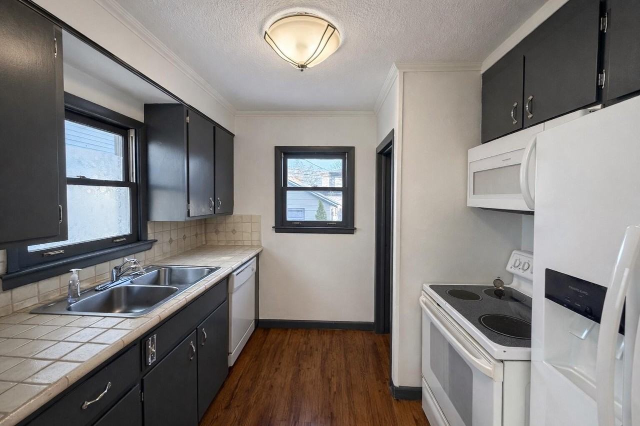 1259 Humphrey Ave - Photo 4 of 10