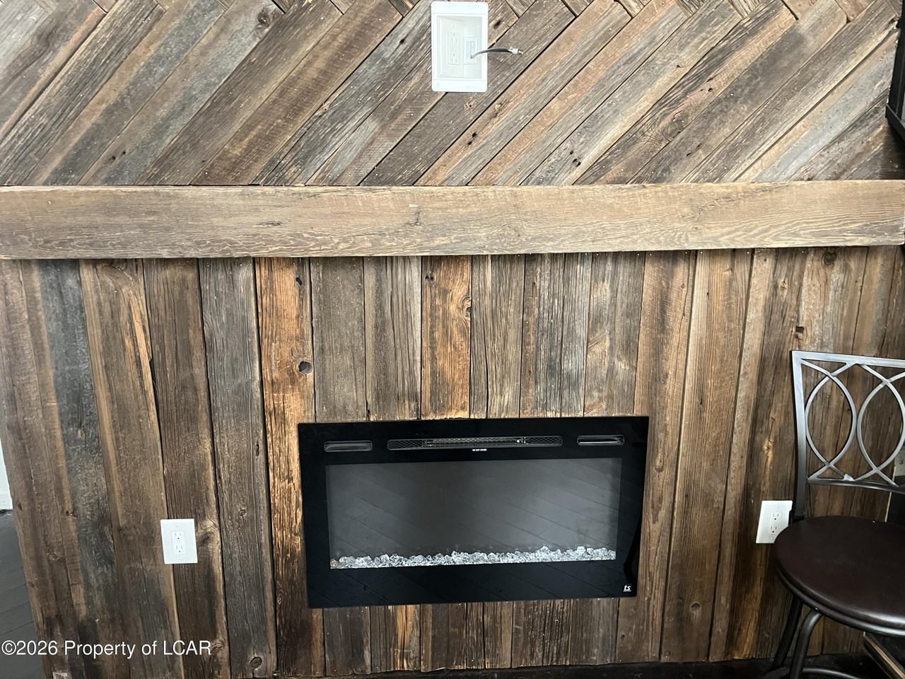 256 Hughes St - Photo 4 of 18