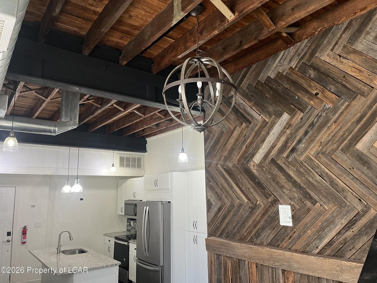 256 Hughes St - Photo 5 of 18