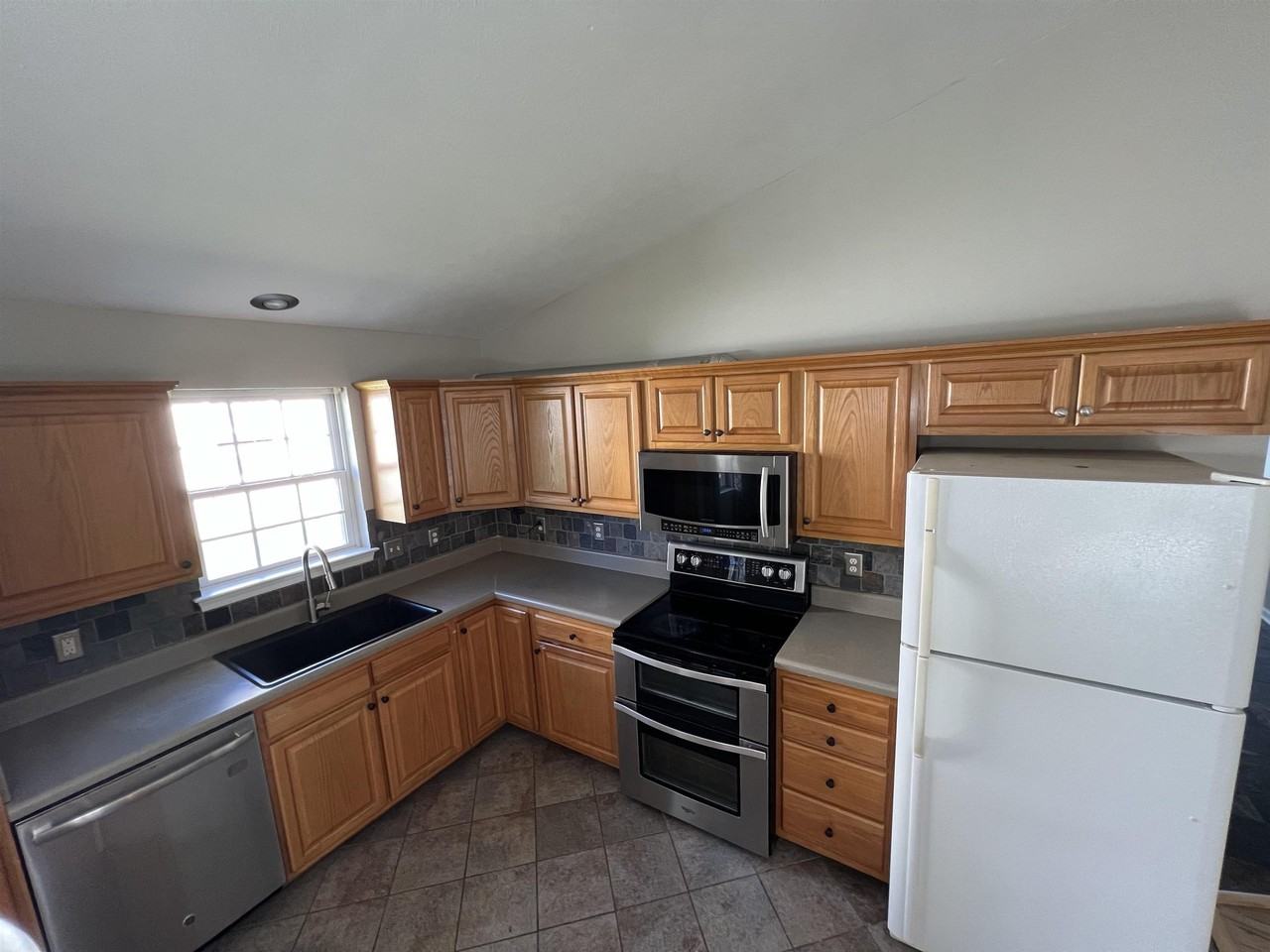 85 Somerset Dr - Photo 3 of 8