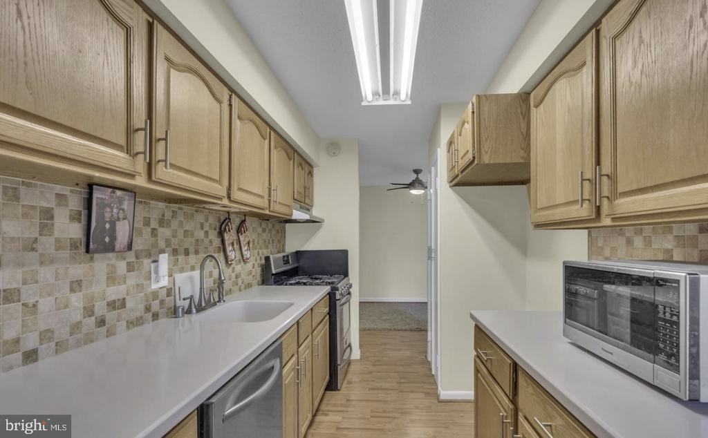 11232 Chestnut Grove Sq ##335 - Photo 7 of 22