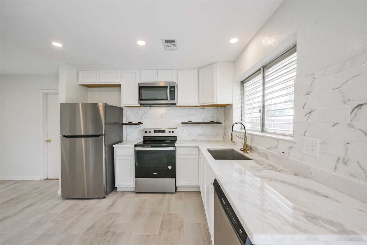 2114 Shasta St - Photo 4 of 35