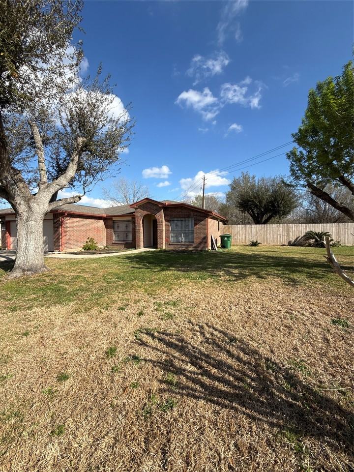 15919 Hiram Clarke Rd - Photo 4 of 29