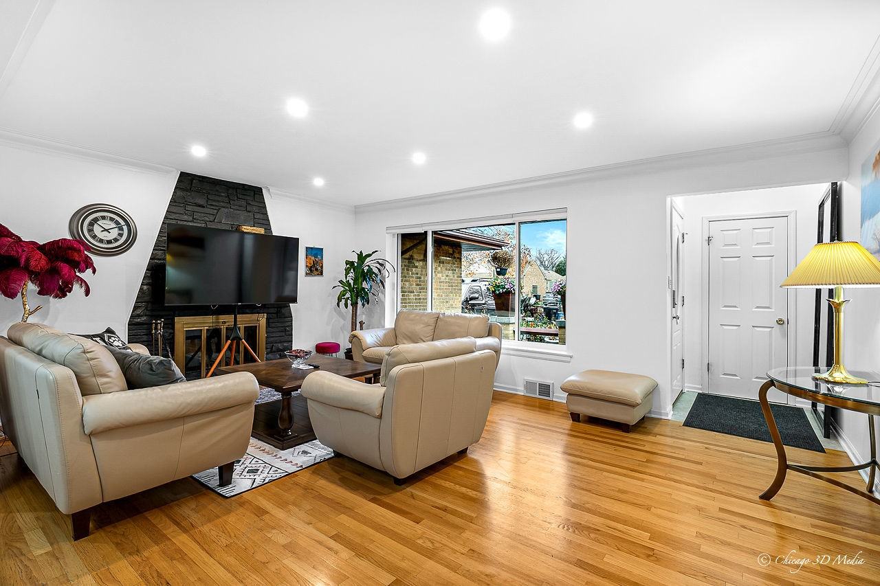 5844 N Lacey Ave - Photo 3 of 20