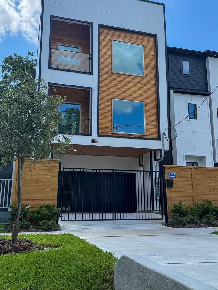 2711 Delano St - Photo 2 of 46