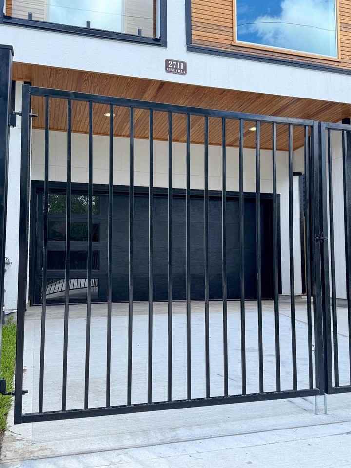 2711 Delano St - Photo 7 of 46