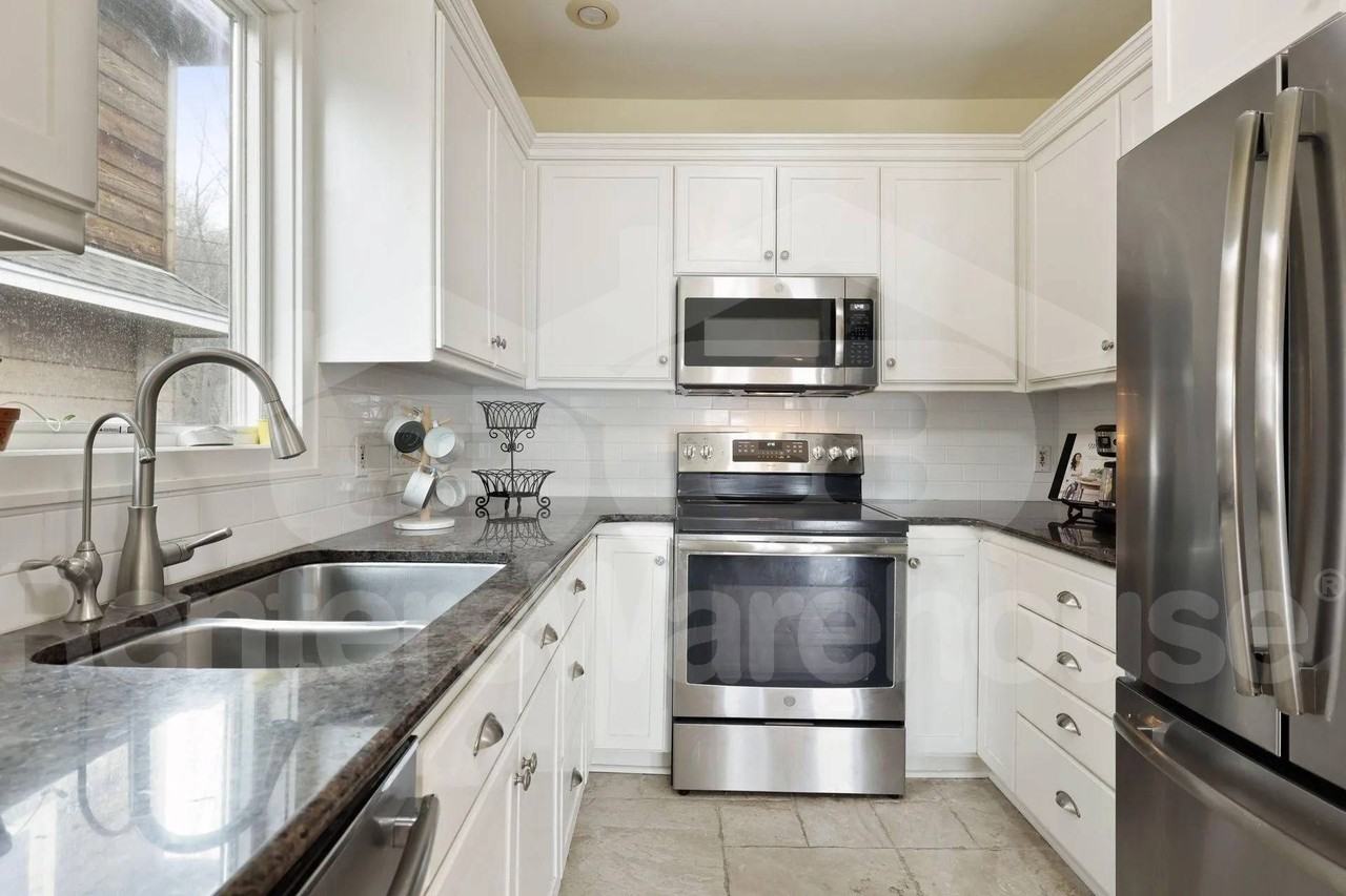 605 Park Ln - Photo 4 of 36