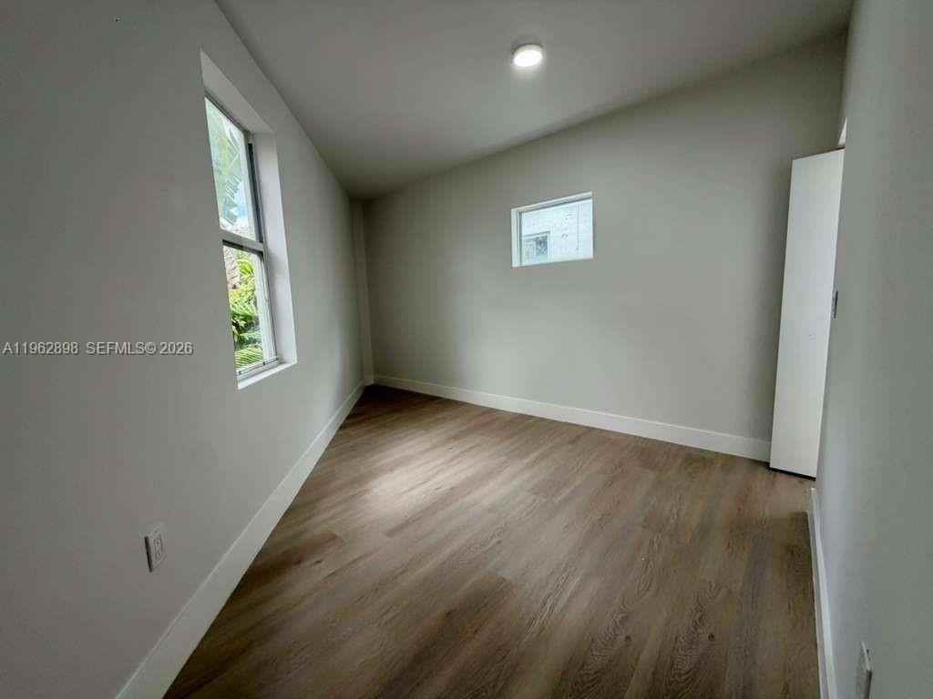 2425 Sw 6th St #6 - Photo 5 of 18