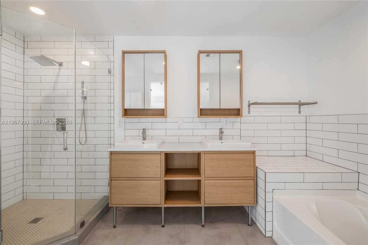 801 Ne 118th St - Photo 5 of 24