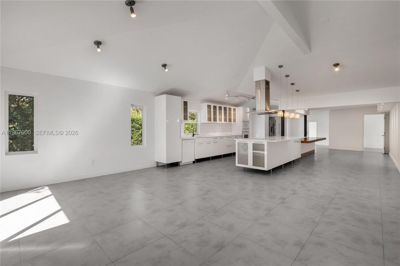 801 Ne 118th St - Photo 3 of 24