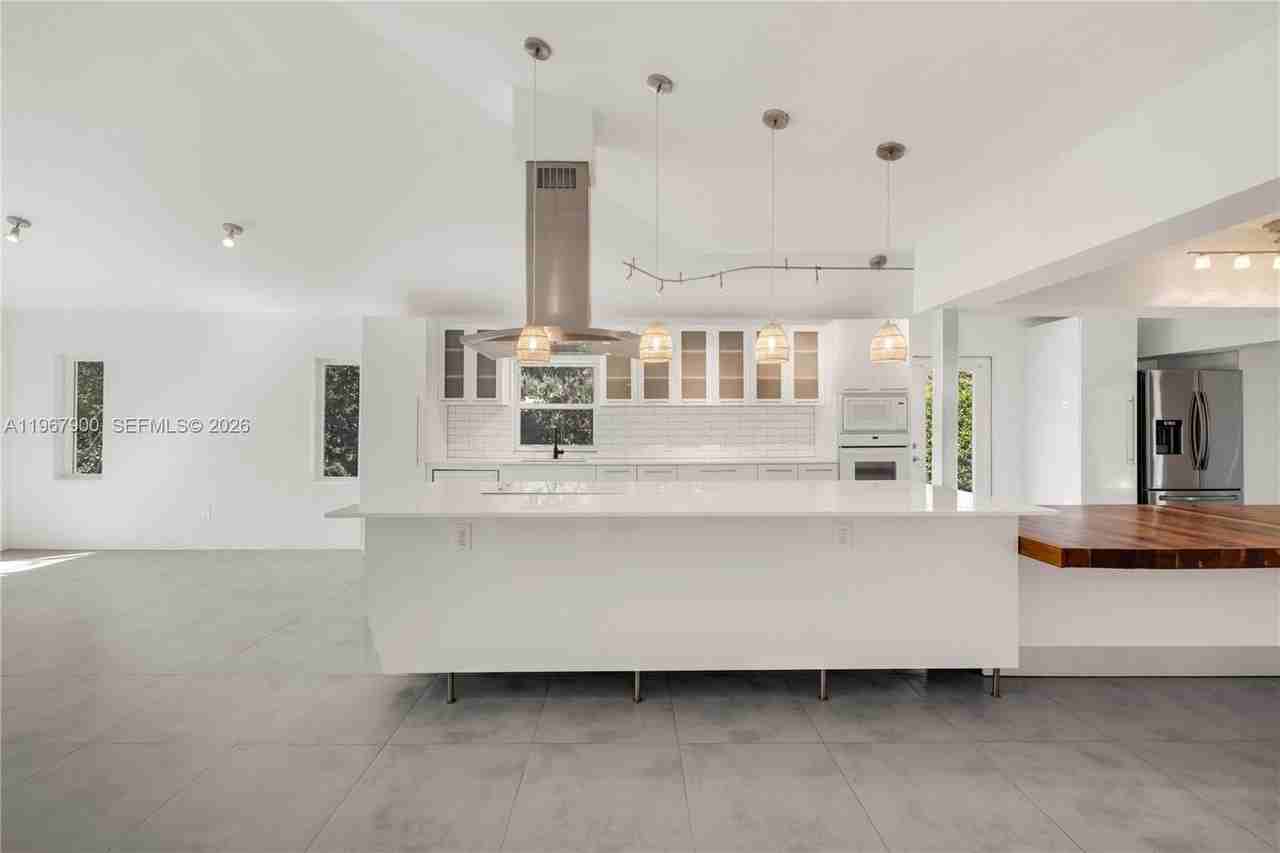 801 Ne 118th St - Photo 6 of 24