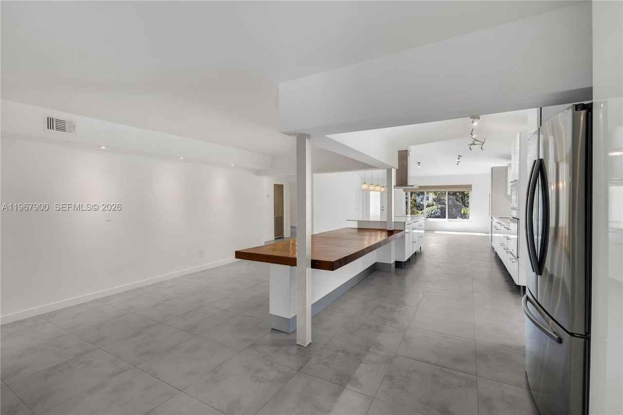 801 Ne 118th St - Photo 7 of 24