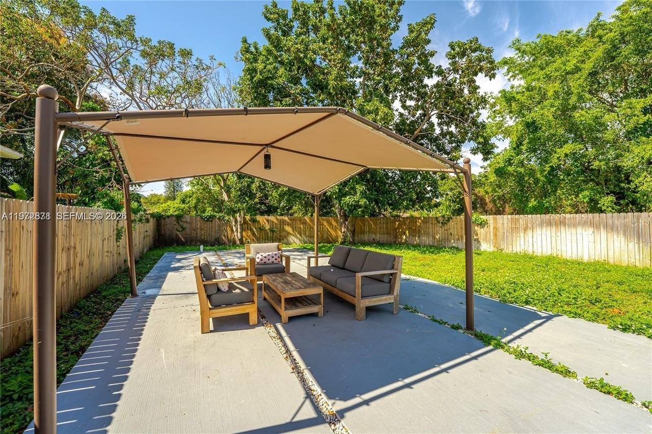 11080 Peachtree Dr - Photo 3 of 13