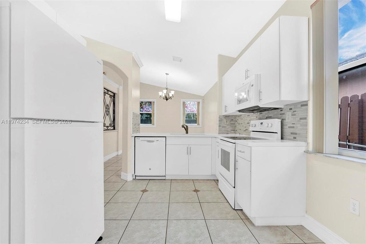 9437 Sw 183rd Ter - Photo 6 of 41