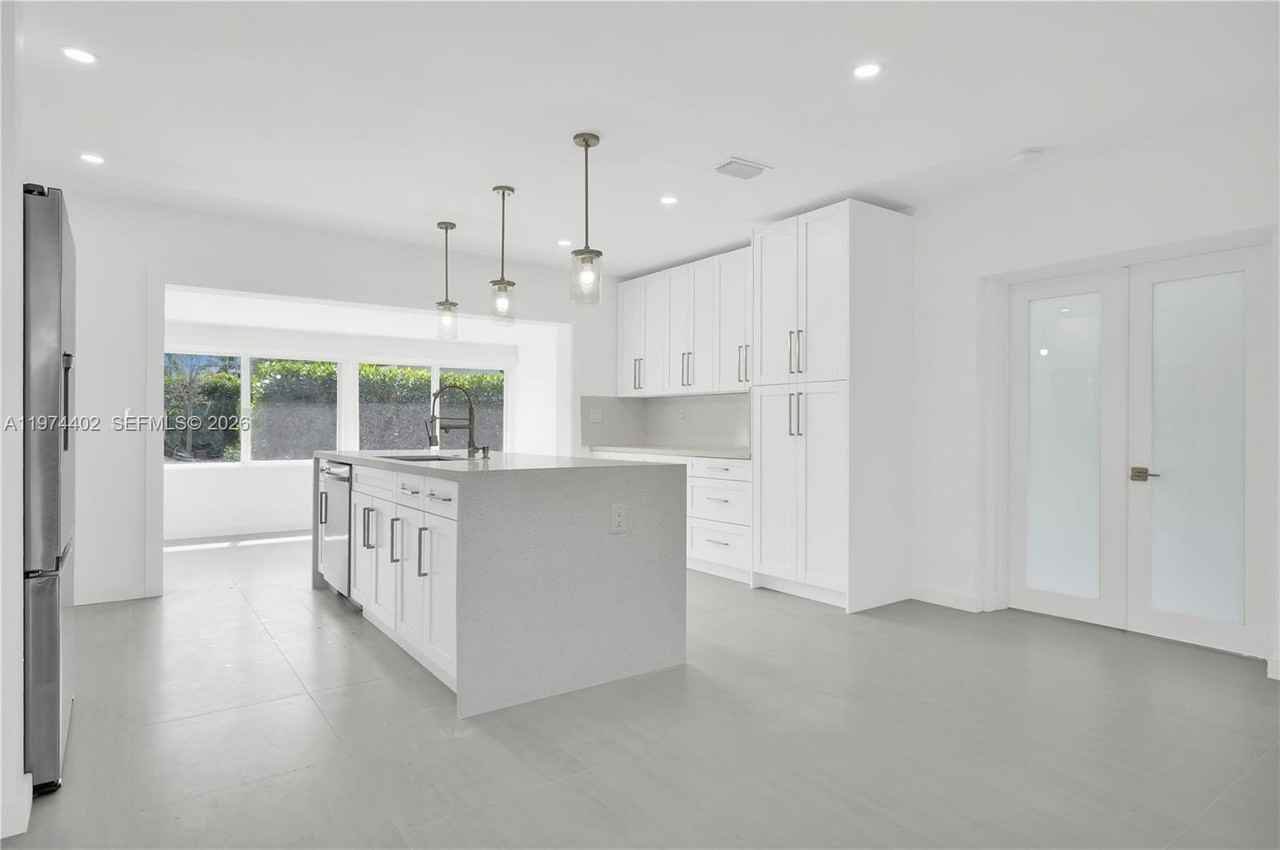 7030 Sw 58th St - Photo 4 of 16