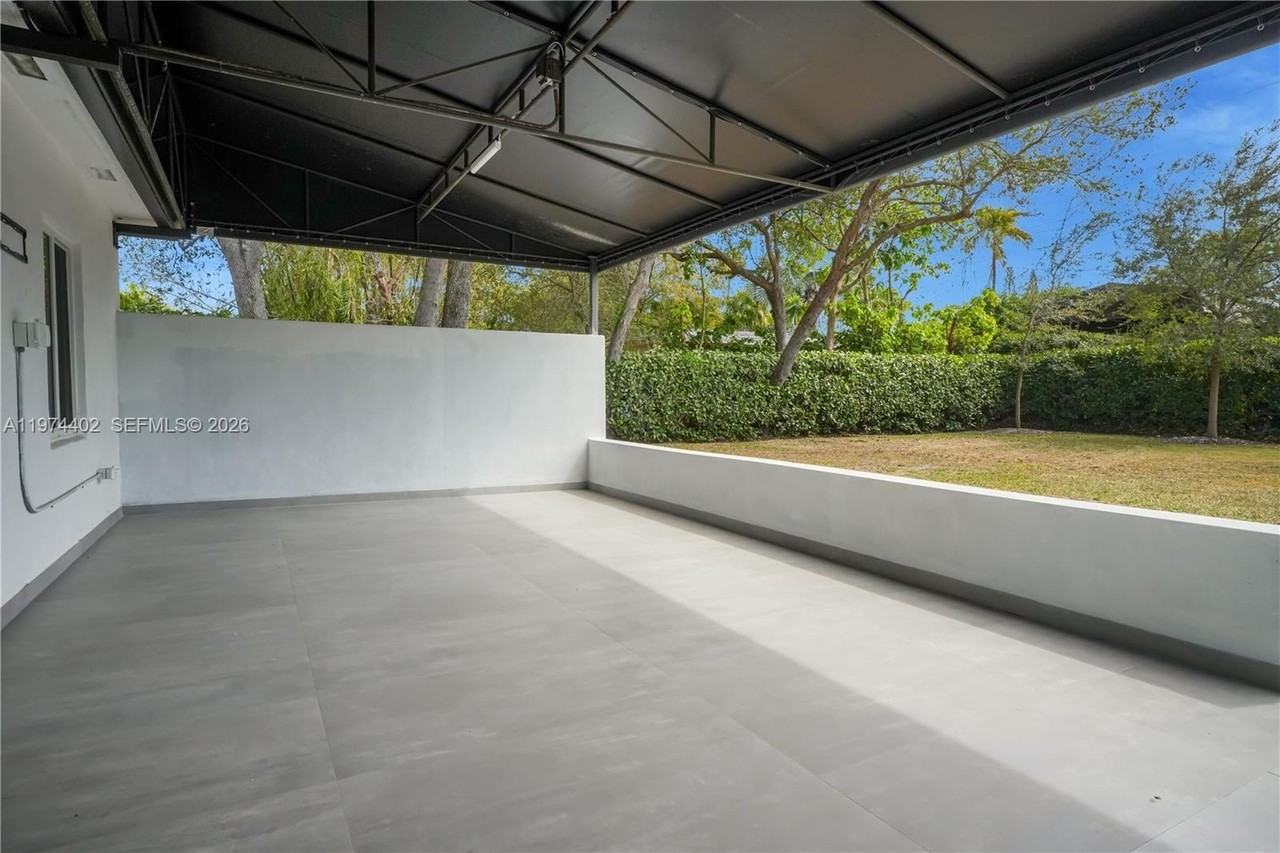 7030 Sw 58th St - Photo 6 of 16