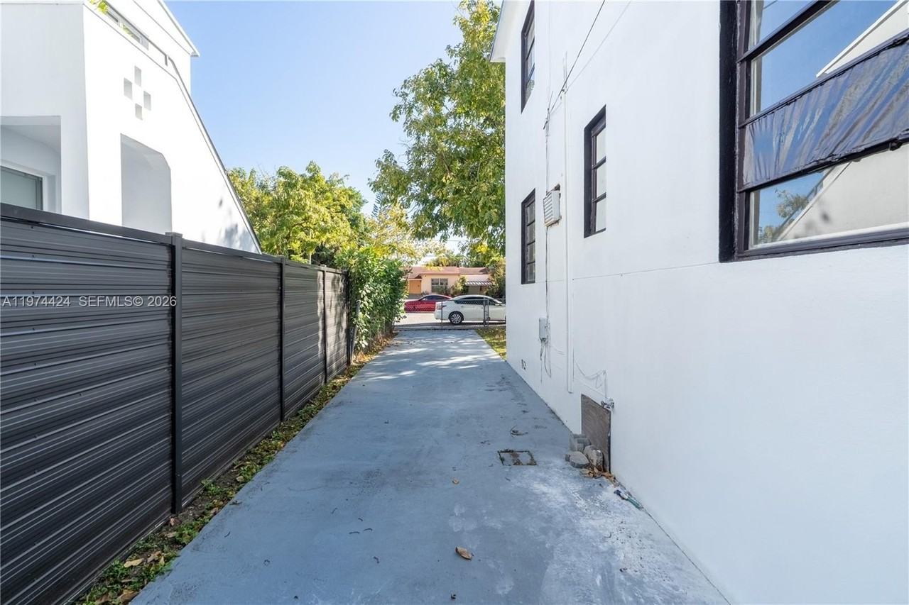 3665 Sw 16th St #3665 - Photo 3 of 24