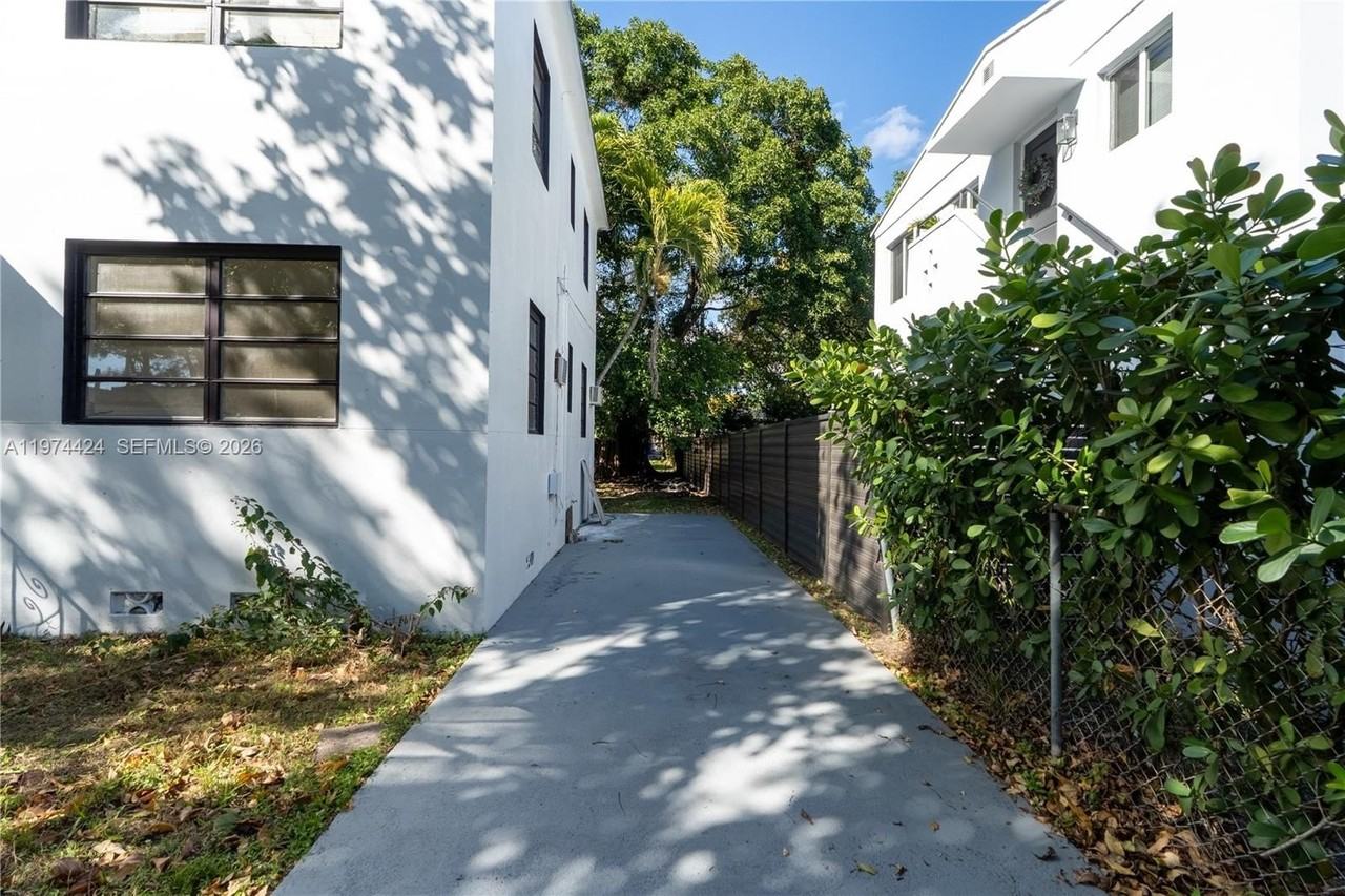 3665 Sw 16th St #3665 - Photo 4 of 24