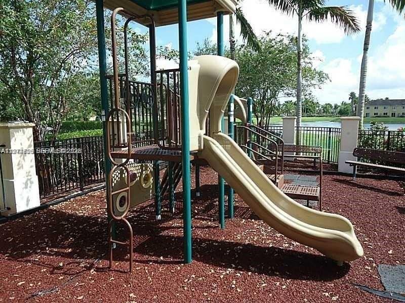 1231 Ne 32nd Ave #1231 - Photo 3 of 4