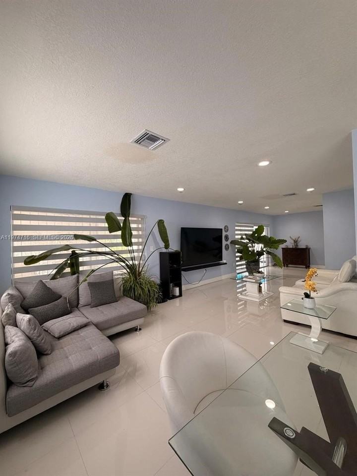 1461 Nw 137th St #1461 - Photo 4 of 20