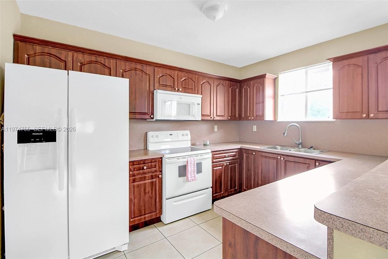 3920 Sw 89th Ct #B - Photo 5 of 19