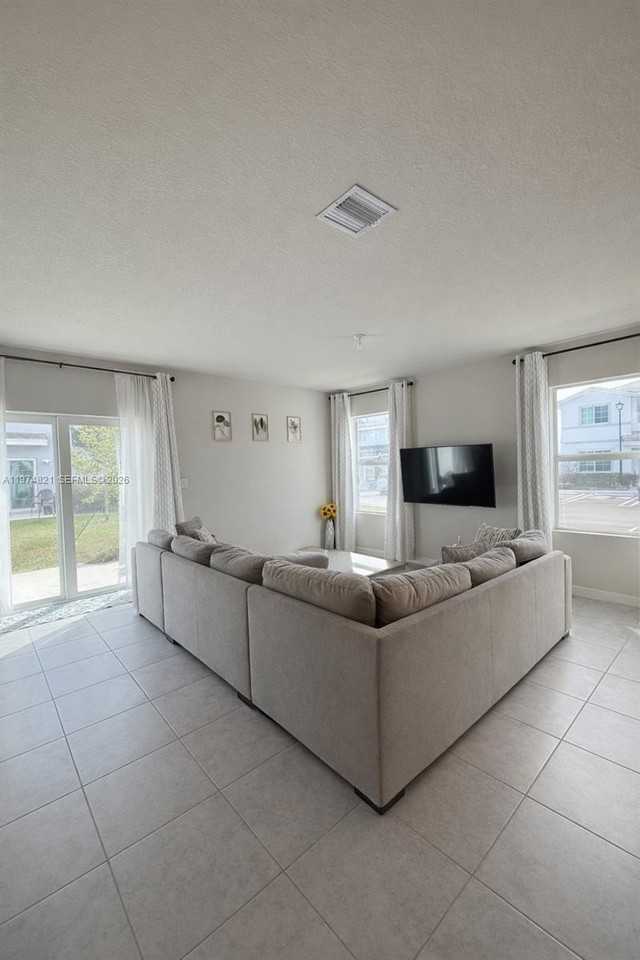 1081 Nw 5th St - Photo 3 of 13