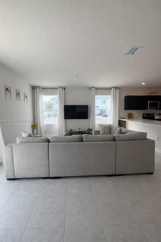 1081 Nw 5th St - Photo 4 of 13