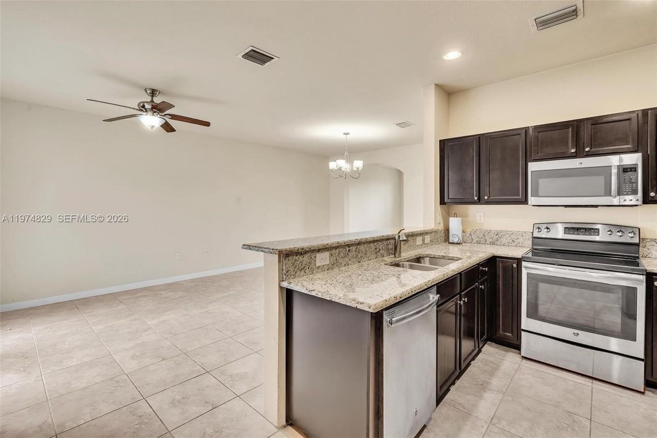 17161 Sw 96th St - Photo 5 of 13