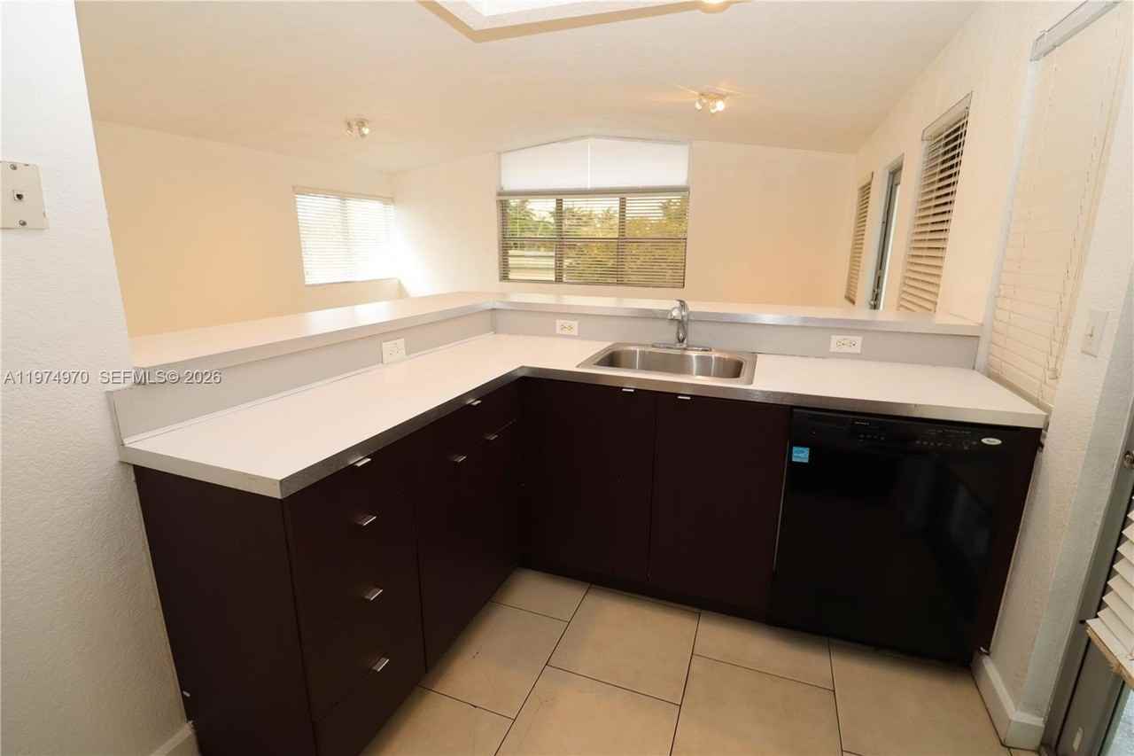 6835 Rue Versailles #205 - Photo 5 of 32