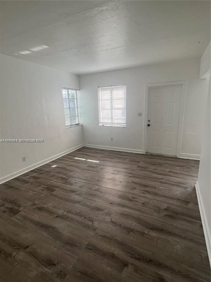 840 81st St #3 - Photo 4 of 12