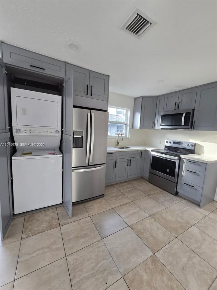 719 21st St - Photo 2 of 9