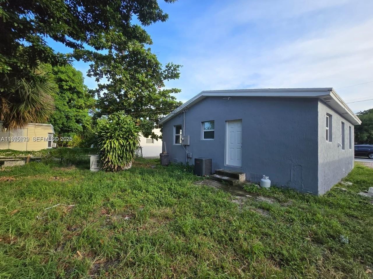 719 21st St - Photo 3 of 9