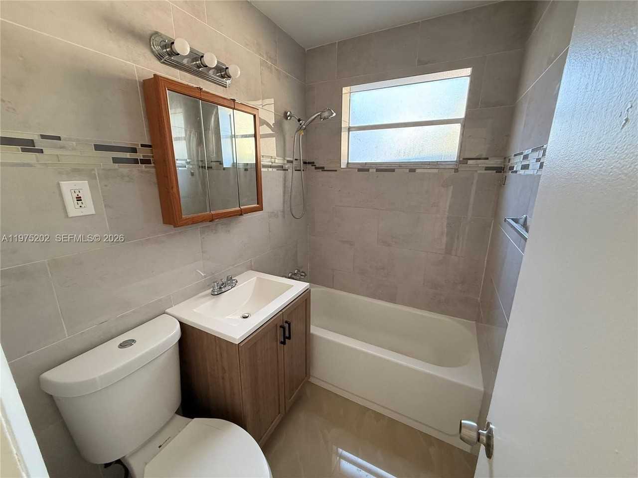 313 Ne 57th St #313 - Photo 7 of 13