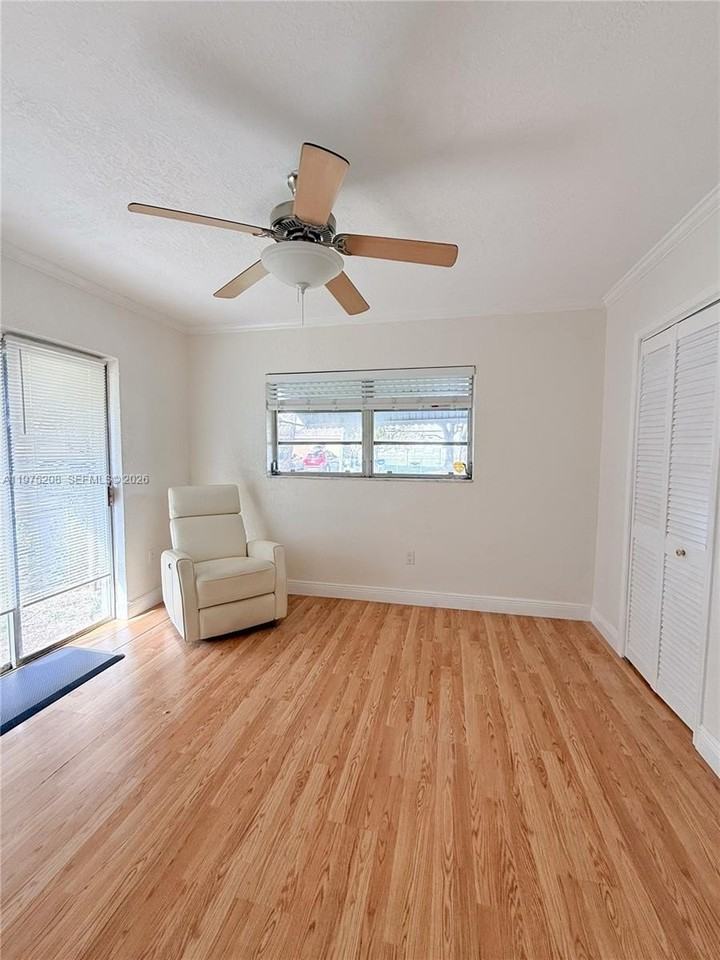 1619 N 29th Ct #0 - Photo 2 of 19