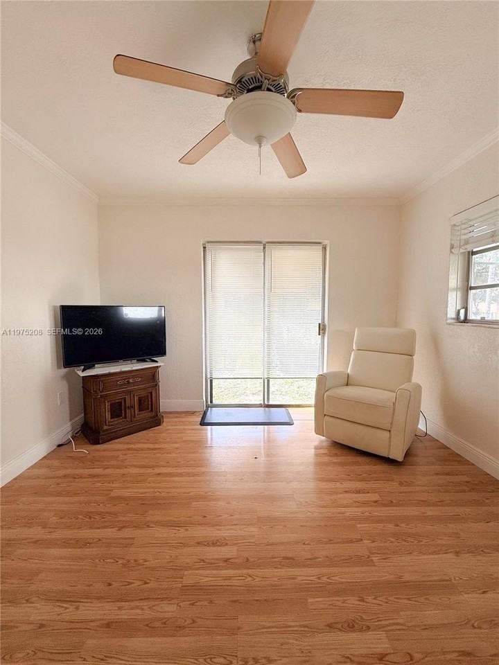 1619 N 29th Ct #0 - Photo 3 of 19