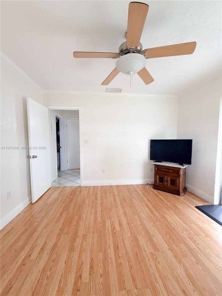 1619 N 29th Ct #0 - Photo 4 of 19