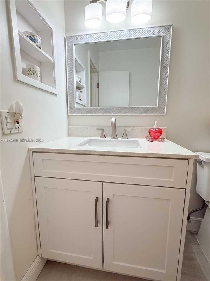 1619 N 29th Ct #0 - Photo 6 of 19