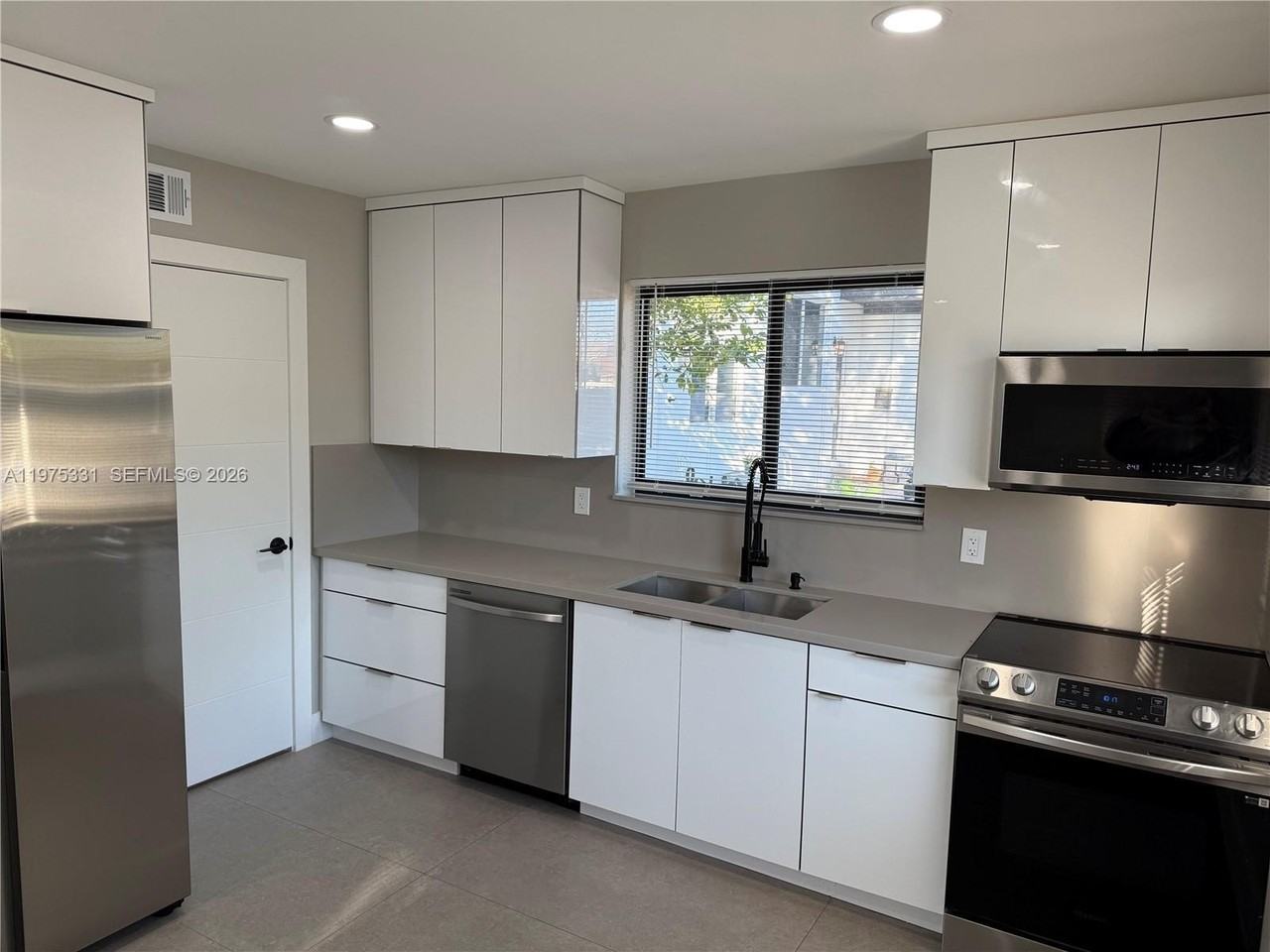 3275 Sw 27th St #3275 - Photo 4 of 17