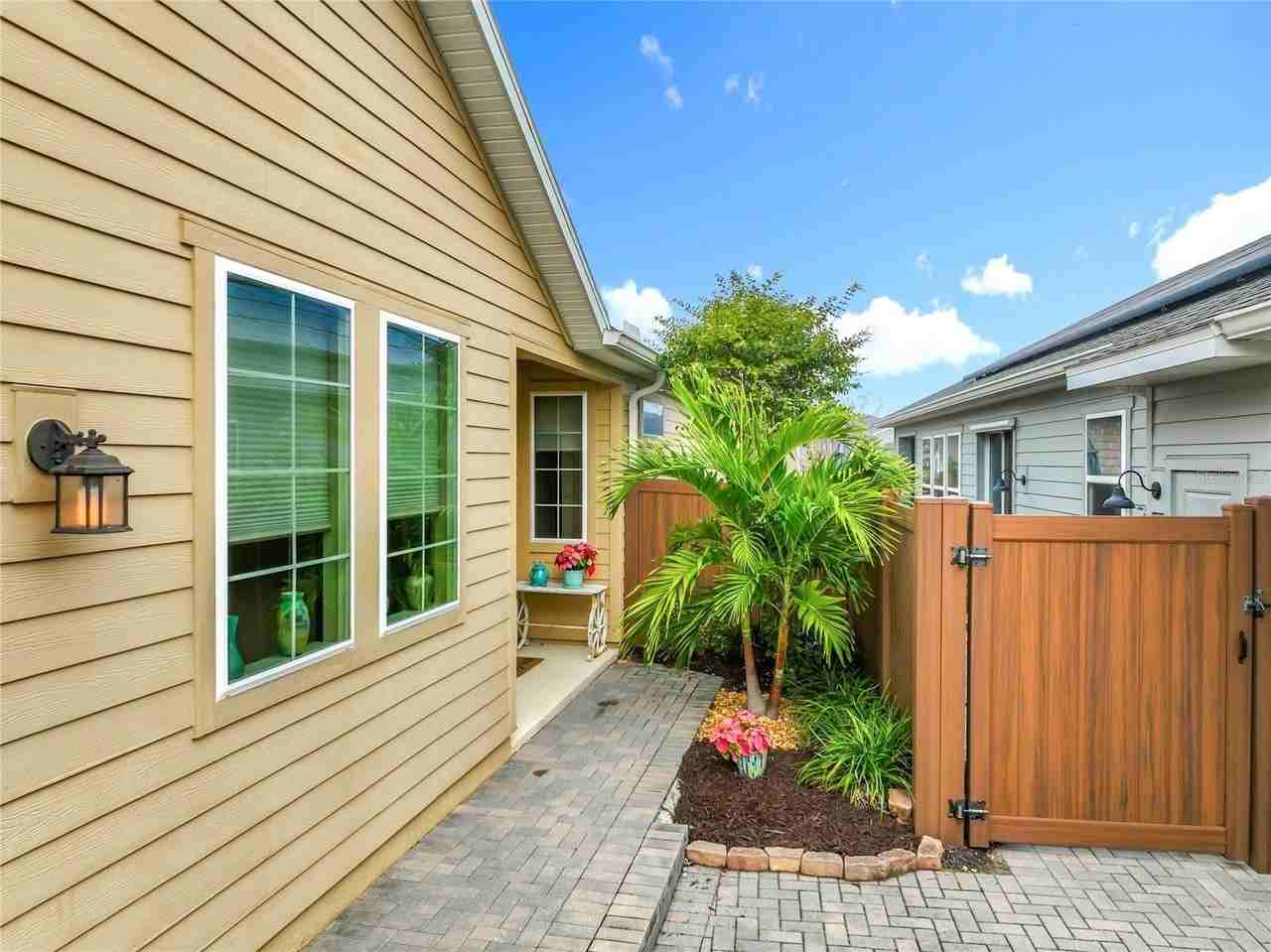 383 Alcove Dr - Photo 3 of 50