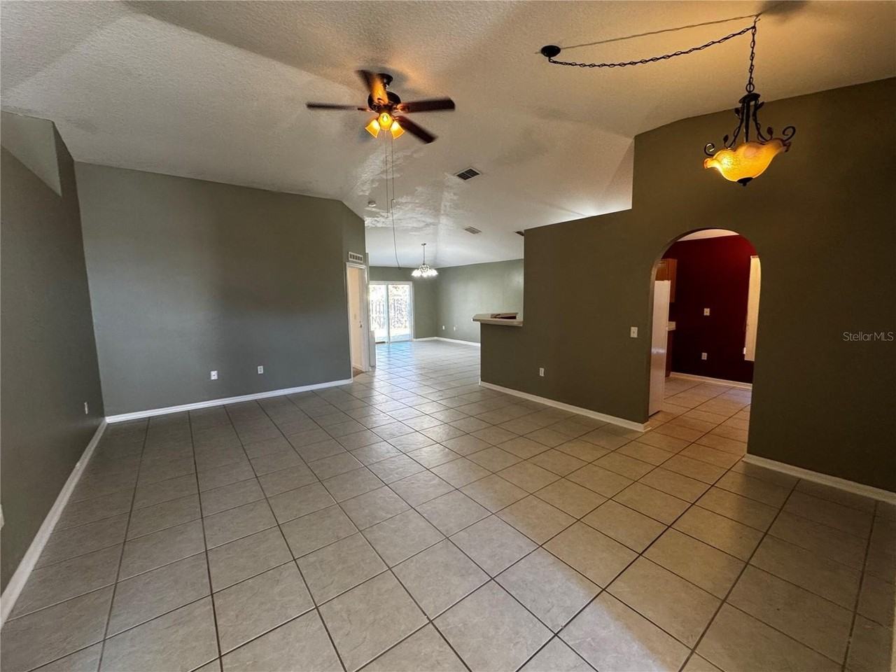 1043 Vanderbilt Dr - Photo 2 of 15