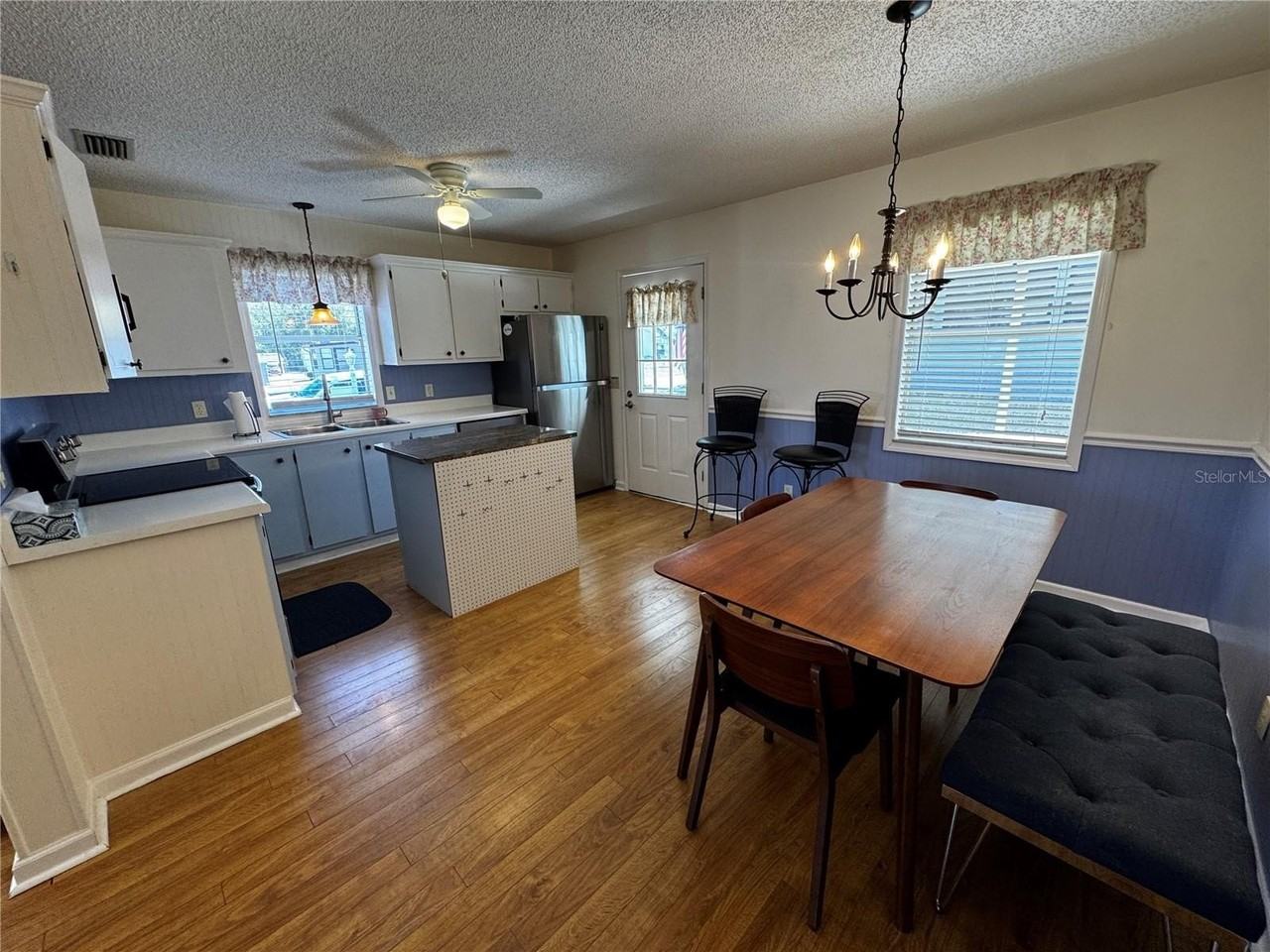 1218 Pompano Ln - Photo 3 of 12