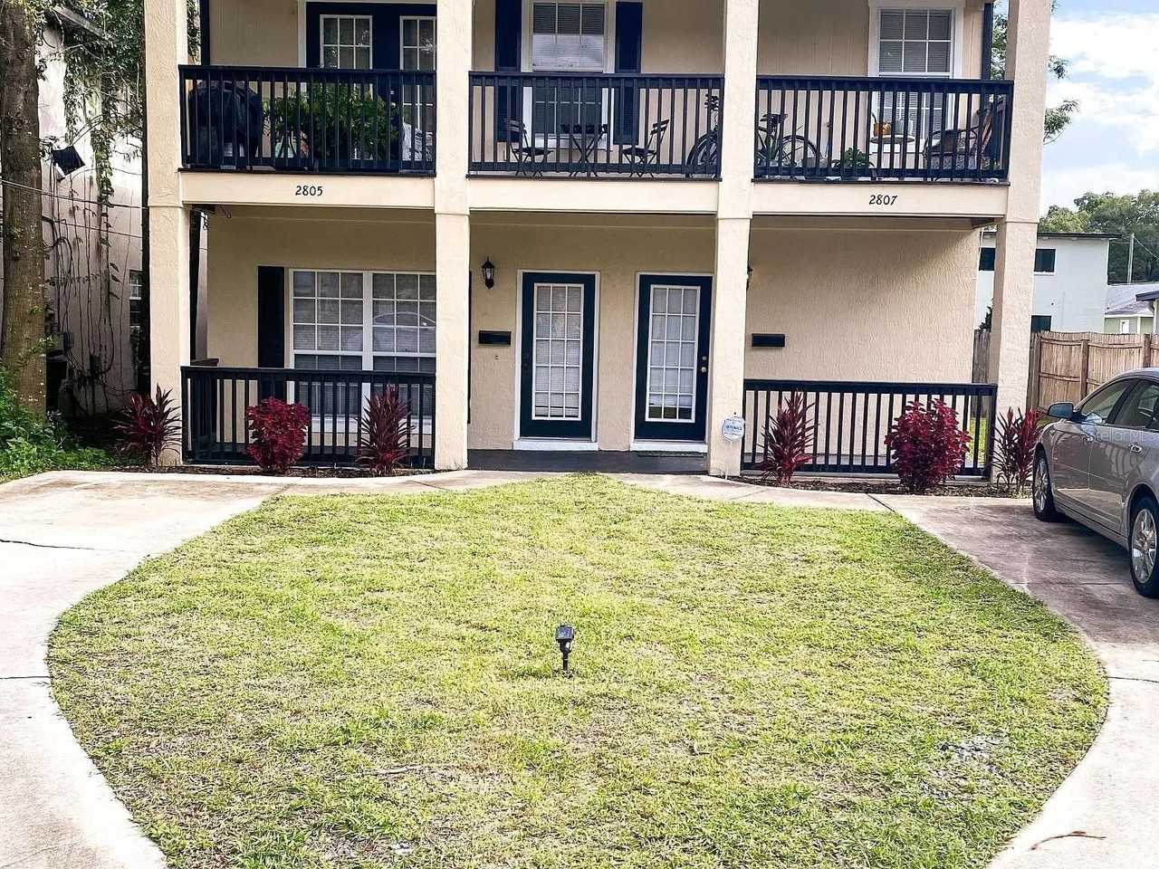 2805 E Washington St