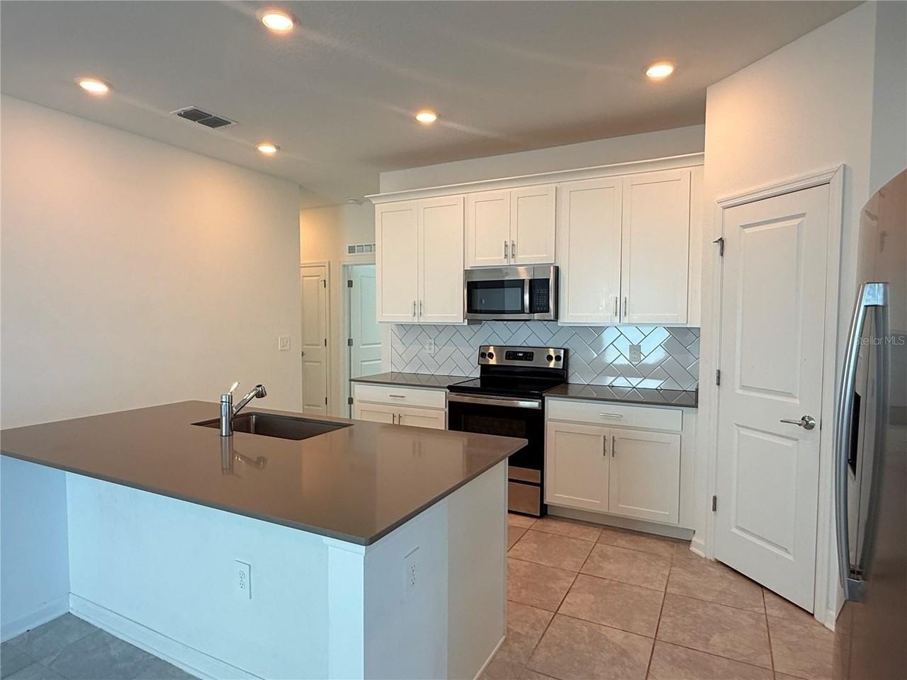 1945 Heart Lake Dr - Photo 3 of 24