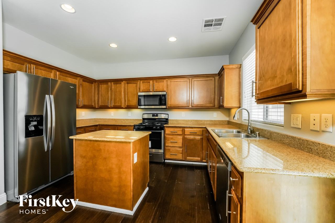 5520 Latrobe Bluff St - Photo 5 of 15