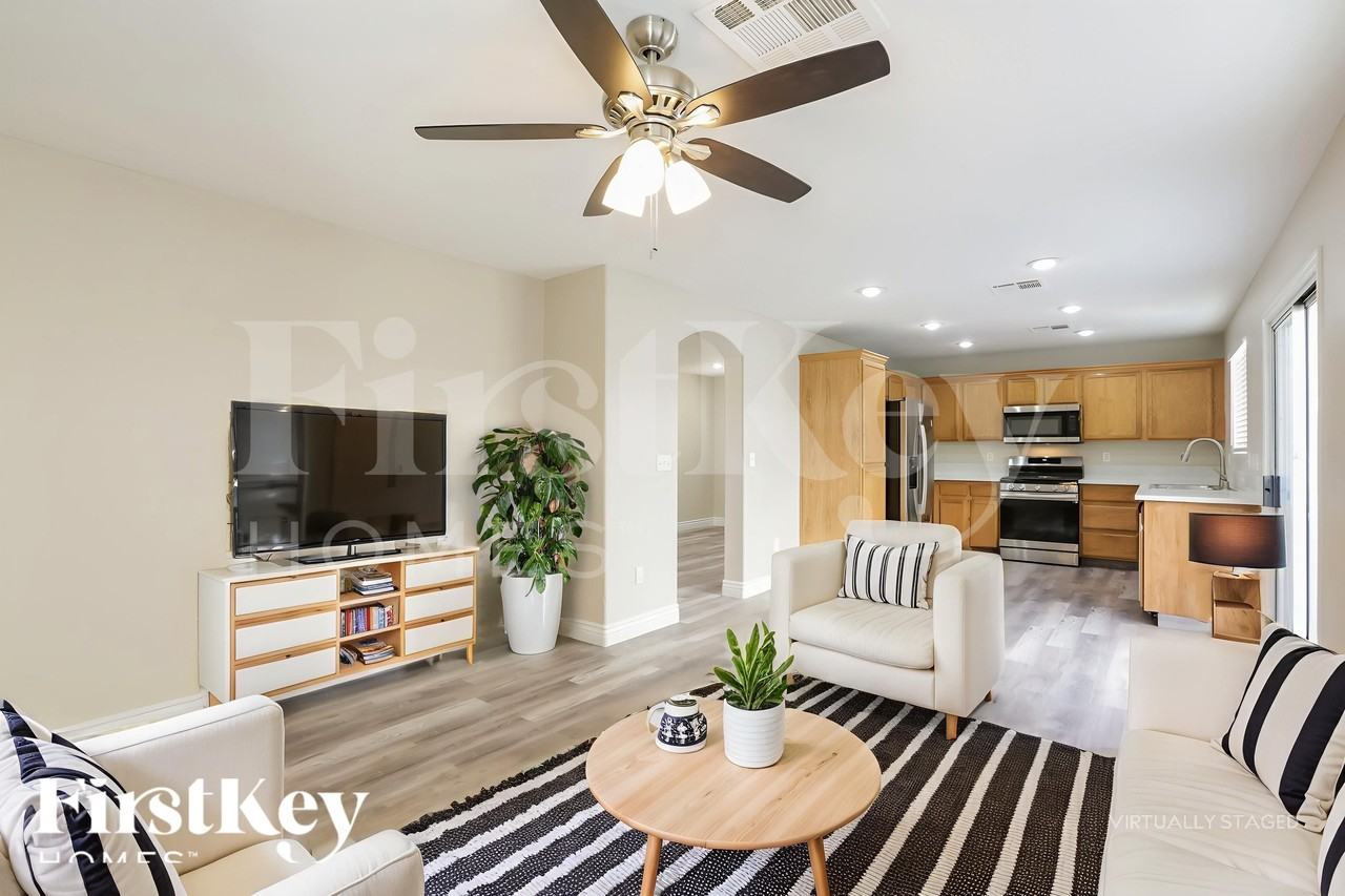 5681 Woods Crossing St - Photo 4 of 18